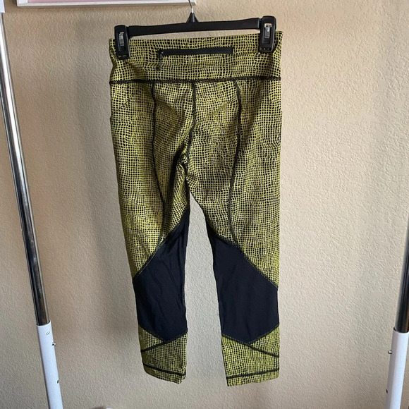 Lululemon Womens 4 Black Yellow‎ Cropped Leggings Athletic Yoga Running Gym - Picture 2 of 6